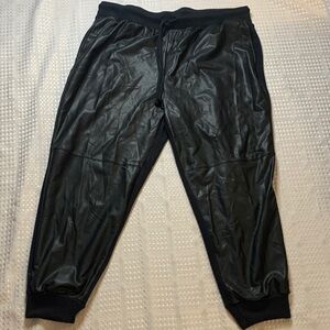 Joe Fresh full figure women’s faux leather black jogging pants, size 1X.